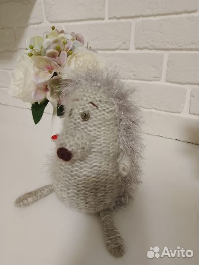 Вязаная интерьерная игрушка ёжик высота 20 см