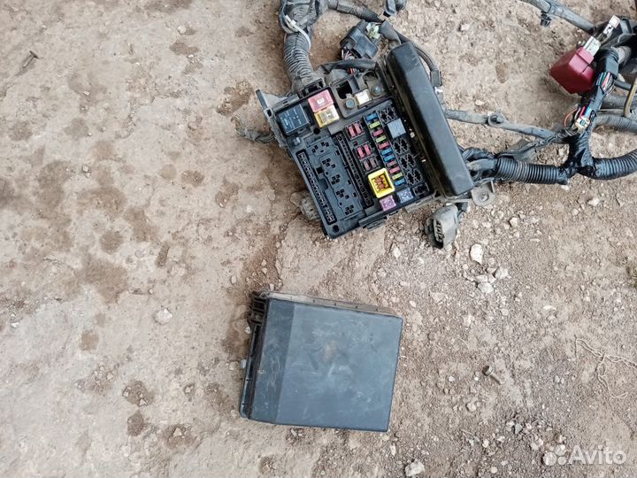 Блок предохранителей подкапотный Ланцер 9