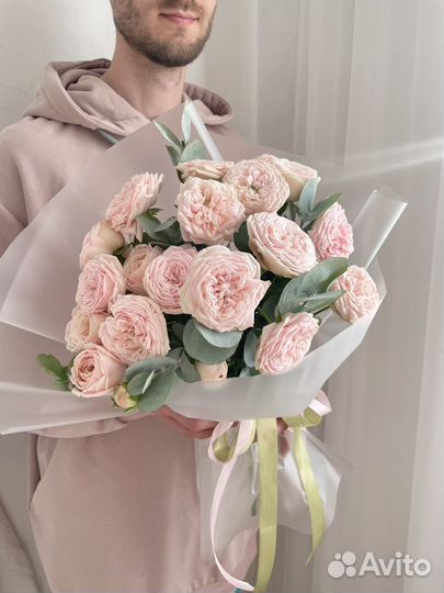 Букет из кустовых роз и эвкалипта