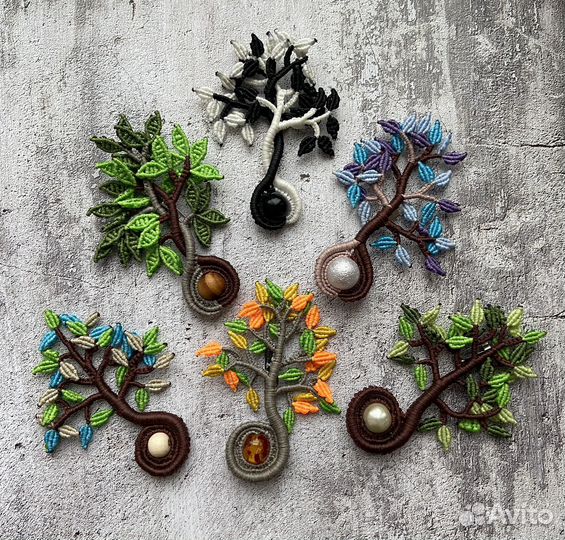Брошь в стиле микромакраме