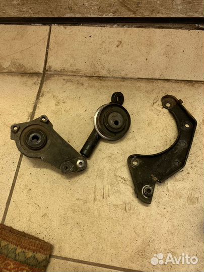 Натяжитель ремня генератора Mercedes 190 w201 w124