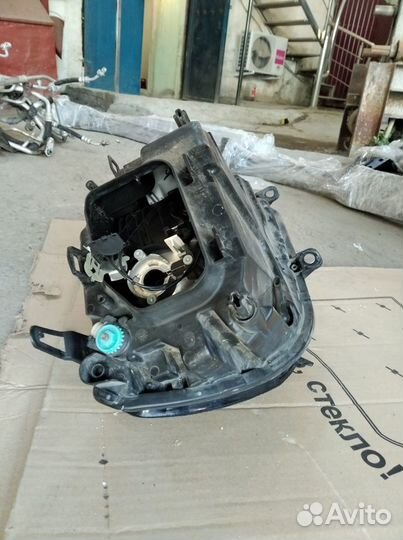 Фара левая VW Touareg 2010-2014 галоген