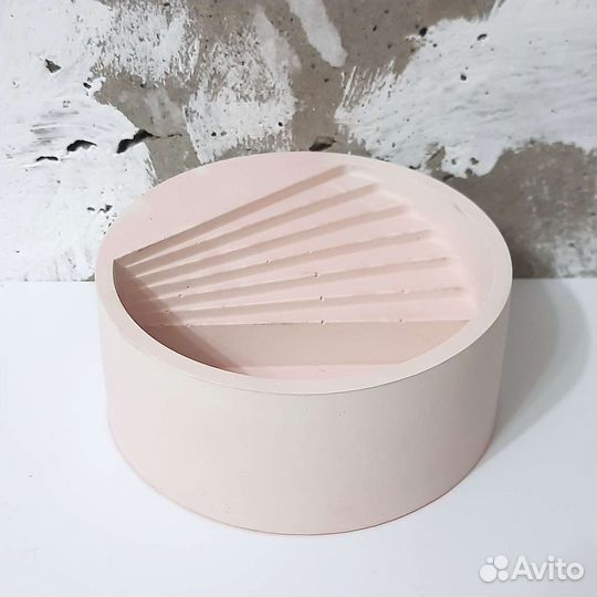 Кашпо из гипса с лесенкой круглое