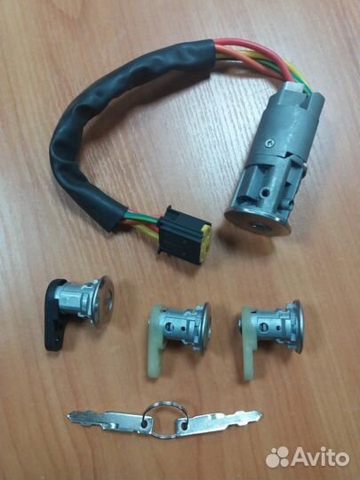 Замок зажигания с личинками на Рено