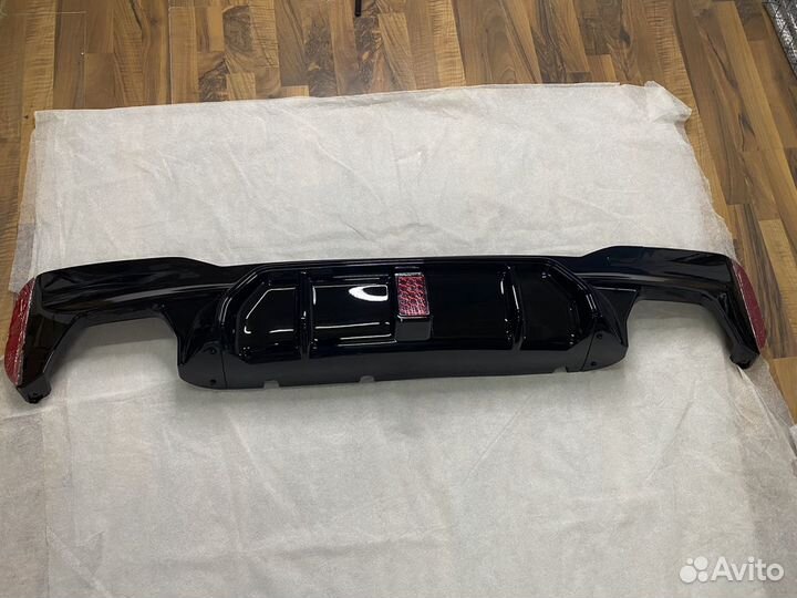 Диффузор для BMW G30 со стоп сигналом