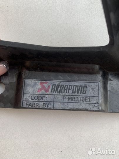 Карбоновый кронштейн глушителя Akrapovic