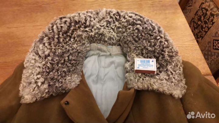 Пальто зимнее драповое с каракулевым воротником