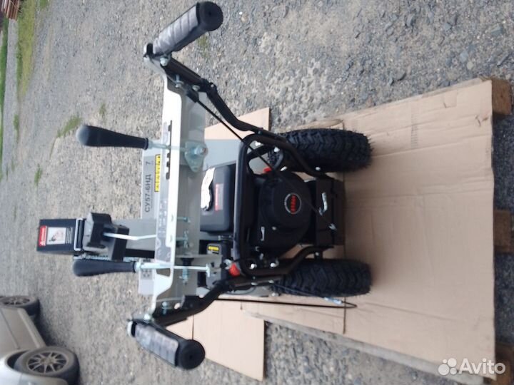 Снегоуборщик бензиновый самоходный