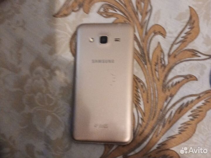 Телефон и наушники