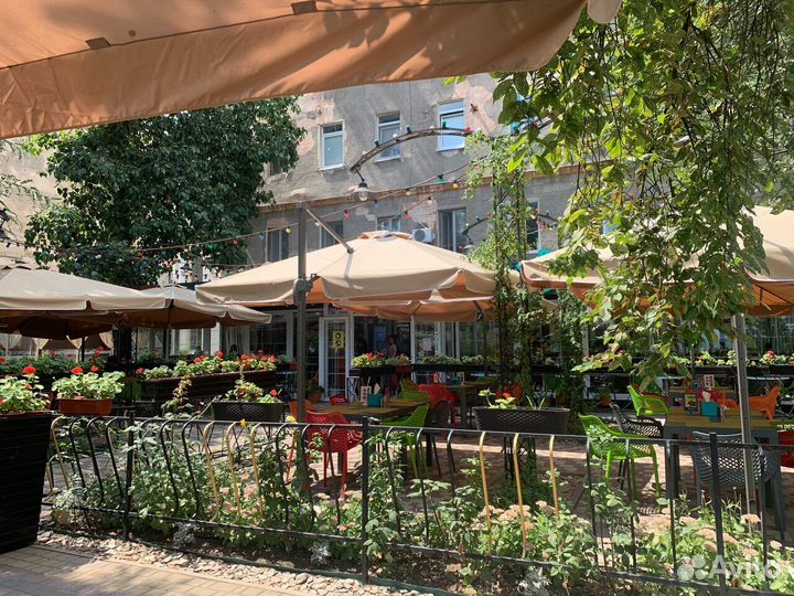 Большой летний зонт для кафе и ресторана