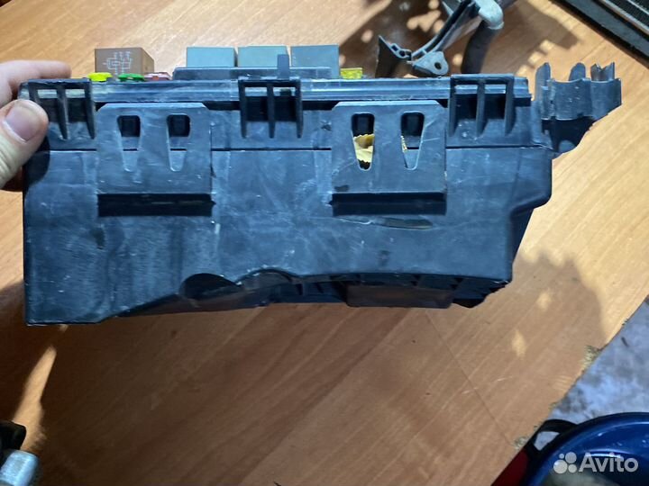 Opel astra j подкапотный блок предохранителей