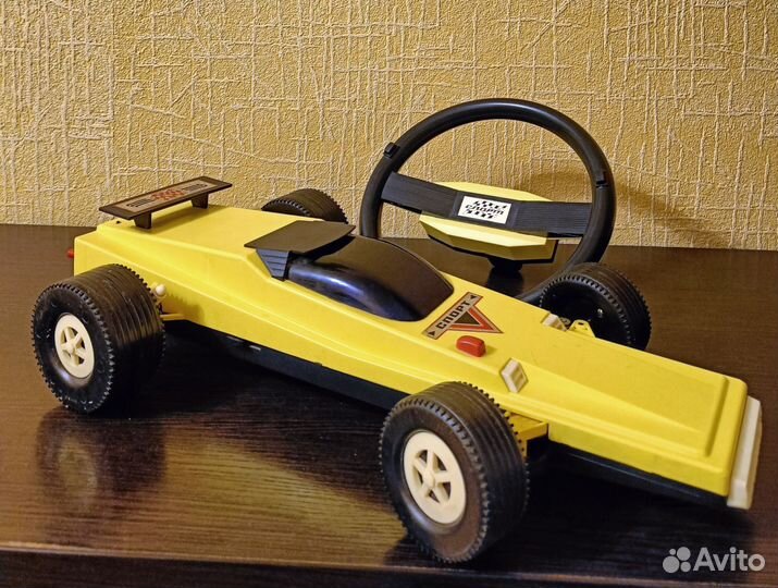 Гоночная машина на радиоуправлении