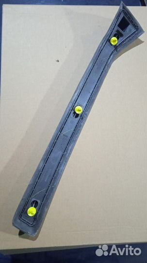 Уплотнительная резинка средней стойки Opel Astra H