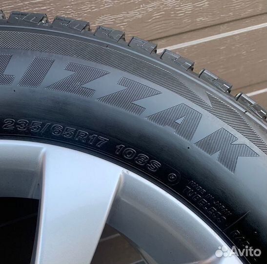 Bridgestone Blizzak DM-V2 235/65 R17