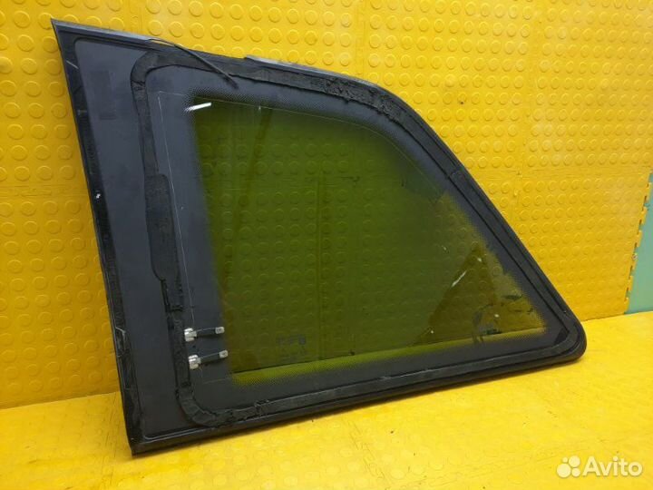 Стекло боковое заднее правое Opel Zafira B