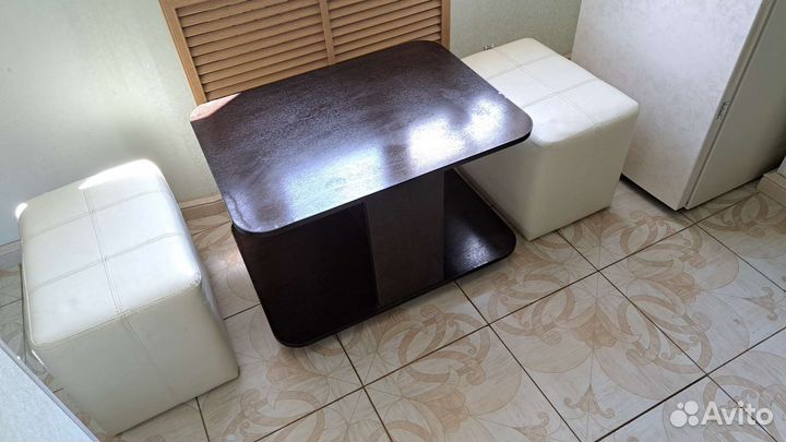 Стол с выдвижными пуфиками