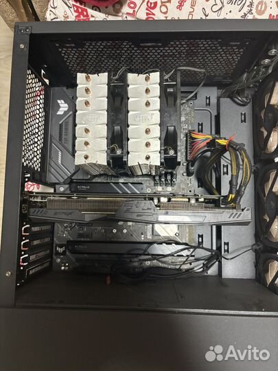 Игровой компьютер с монитором и клавиатурой