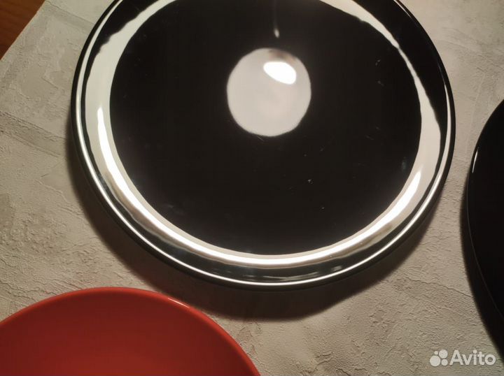 Тарелки IKEA чёрные и красные