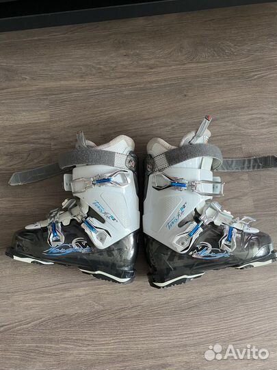 Горные лыжи и ботинки