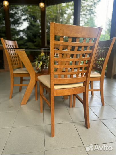 Стол круглый стеклянный со стульями