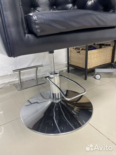 Кожанное кресло парикмахерское