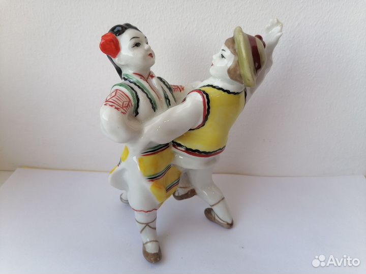 Танцующие дети гуцулы зхк, фарфоровая статуэтка