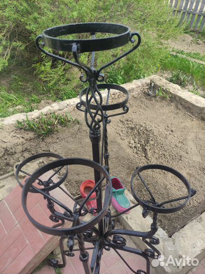 Кованое уличное кашпо для цветов