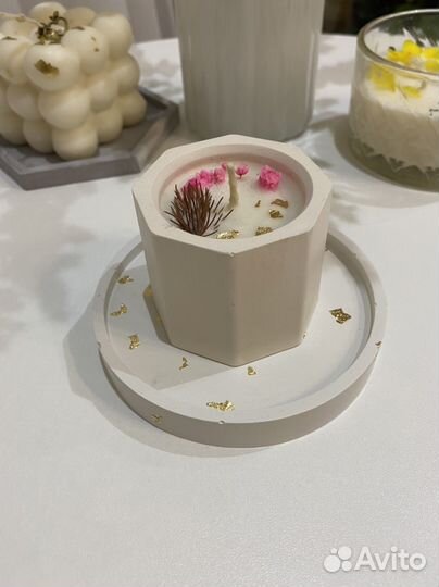 Свечи в гипсовых подсвечниках