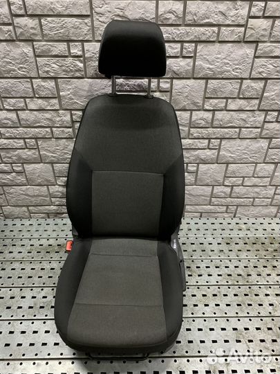 Skoda Rapid Передний и задний ряд сидений