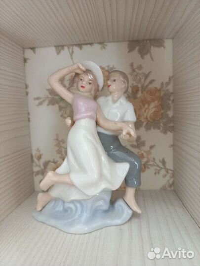 Статуэтка фарфоровая
