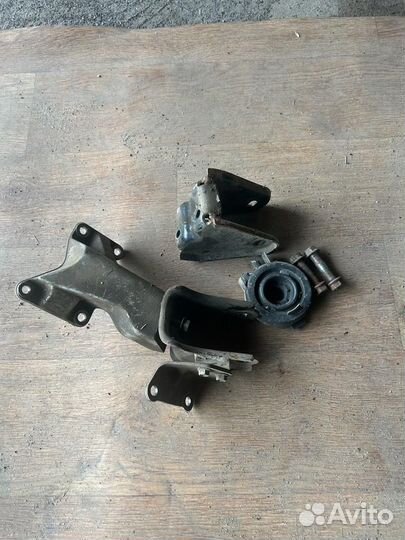 Кранштейн крепления двигателя Suzuki Liana