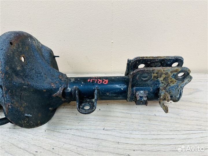 Амортизатор задний левый Hyundai Tucson 1 2.0 ат