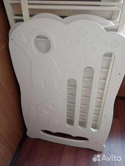 Детская кроватка с маятником