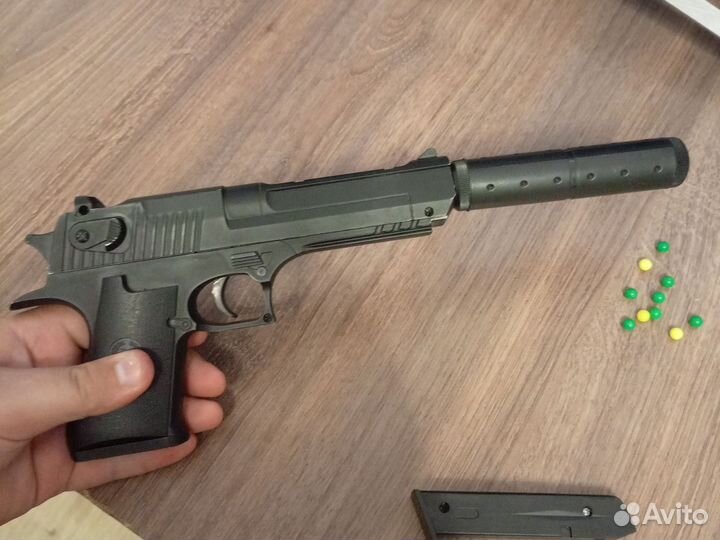 Игрушечный пистолет стреляет 30 метров 10 потрон