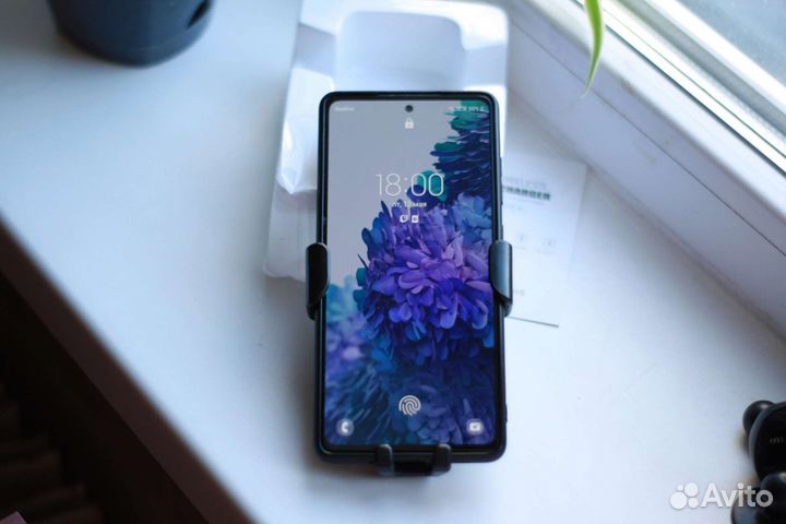 Держатель для телефона с беспроводной зарядкой