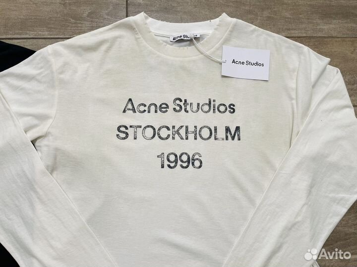 Acne studios stockholm лонгслив на руках