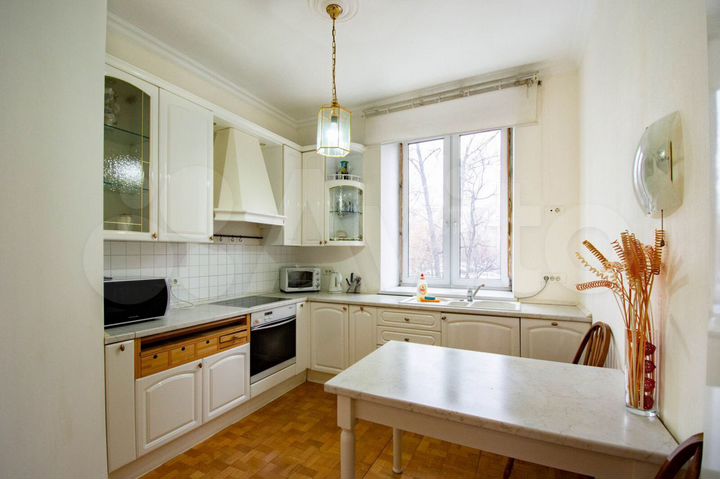 2-к. квартира, 70 м², 1/4 эт.
