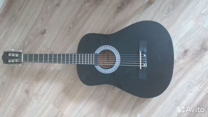 Музыкальный инструмент гитара черная б/у