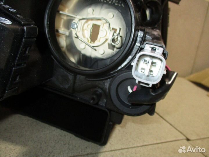 Фара левая Toyota Avensis 2 (T250)