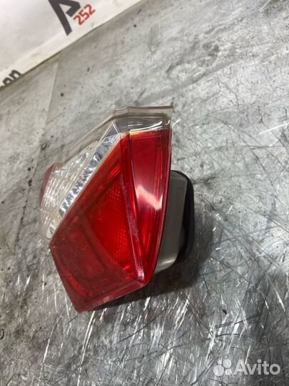 Фонарь крышки багажника левый Toyota Camry V50