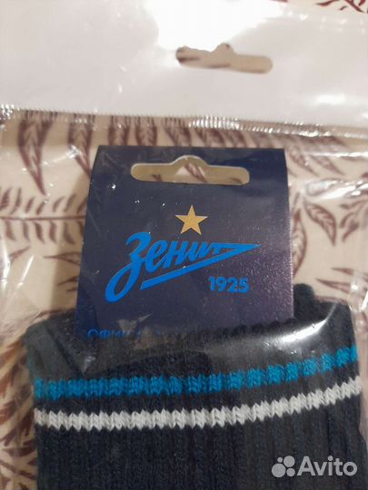 Шапка перчатки и три значка зенит