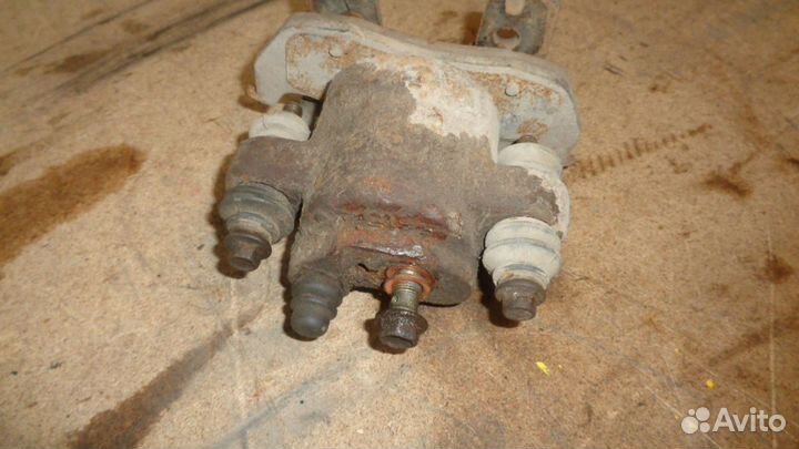 Суппорт задний правый Nissan Armada (WA60)