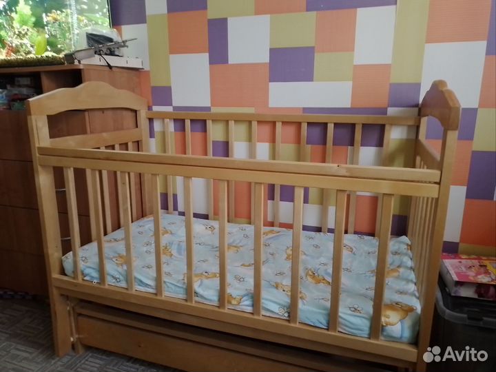 Детская кроватка с продольным маятником