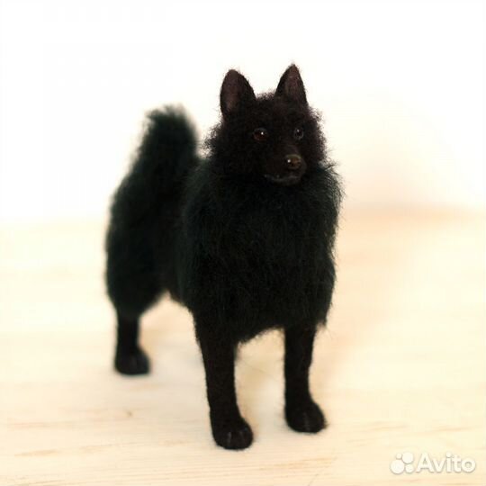 Фигурка собаки породы Шипперке. Валяная игрушка