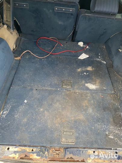 Обшивки багажника Mercedes-Benz S124 M102.982 1989