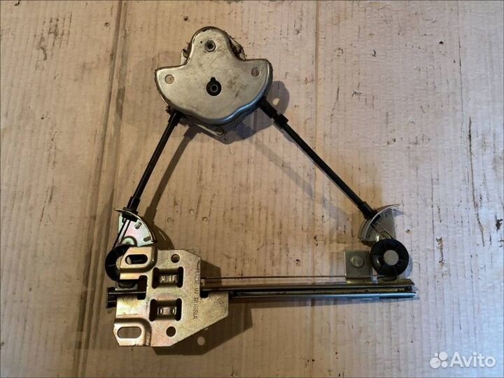 Стеклоподъемник механический задний левый