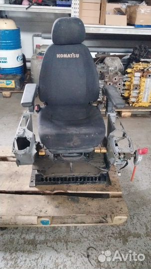 Сиденье оператора экскаватора Komatsu PC300-8