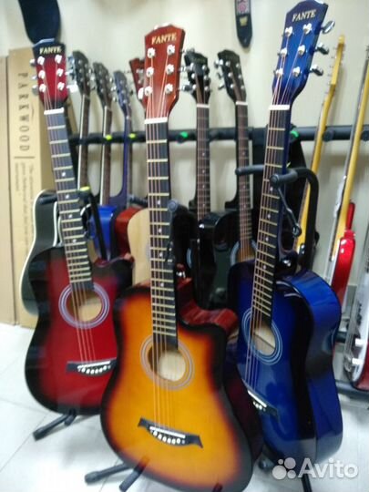 Гитары новые, чехлы, струны, медиатор