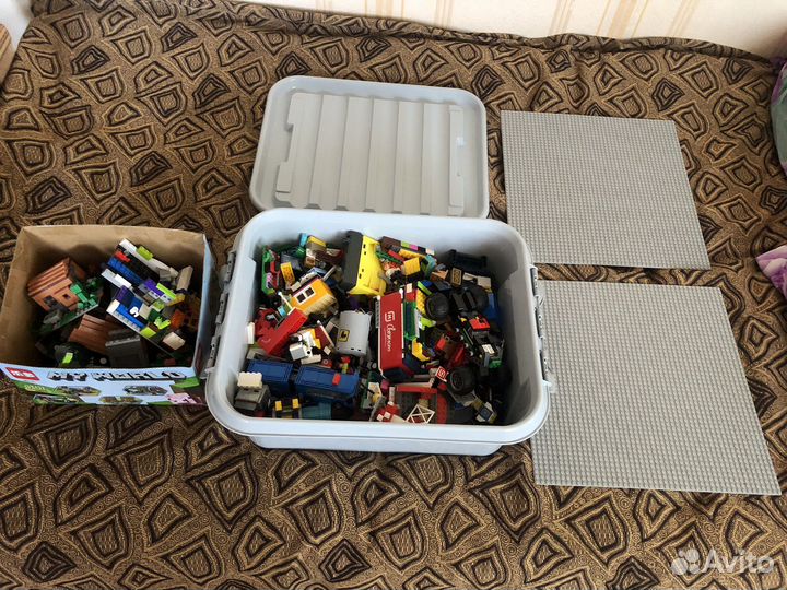 Ящик с лего конструктором для мальчиков