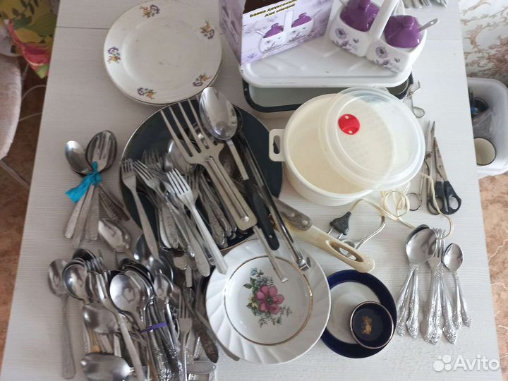 Посуда: тарелки, сковородки, сотейник, ложки-вилки